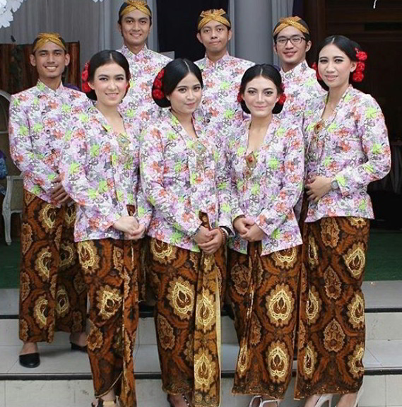 Model Gamis Batik Kombinasi Polos Jaman Dulu