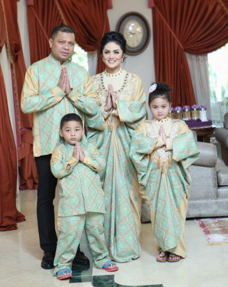 7 Model  Baju  Seragam Keluarga  untuk Lebaran  Pernikahan